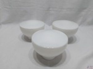 Jogo de 3 cúpulas em vidro opalinado. Medindo 8cm de diâmetro de boca x 12m de altura.