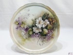 Prato de bolo pudim em porcelana com pintura floral. Medindo 31,5cm de diâmetro. Não acompanha o suporte.