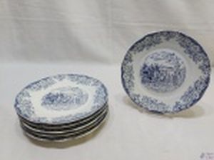 Jogo de 6 pratos de sobremesa em porcelana Schmidt, modelo carruagem. Medindo 19cm de diâmetro. Não acompanha o suporte. Um deles possui um bicado.