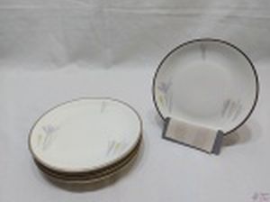 Jogo de 6 pratos de sobremesa em porcelana Renner Donaire, friso prata. Medindo 17cm de diâmetro.