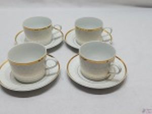 Jogo de 4 xícaras de café com leite, chá em porcelana branca Real com relevos e friso ouro.