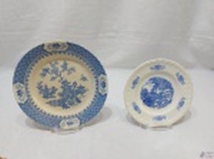 Lote de 2 pratos decorativos em porcelana, sendo um em porcelana inglesa e um em porcelana Porto Ferreiro. Medindo o maior 22,5cm de diâmetro. Suporte não incluso.