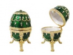 Lote com 1 (um) porta joias bibelô ao melhor estilo Fabergé, confeccionada em metal dourado com esmaltados e cravejada de pedras lapidadas. Medida 9cm.