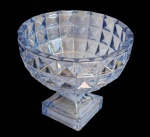 Grande e pesado centro de mesa em cristal azulado. Medida 21,5 cm de altura e 24 cm de diâmetro.