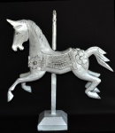 Grande cavalo de esculpido em bloco de madeira com ricos entalhes e bela policromia patinado de branco. Medida 37x38cm.