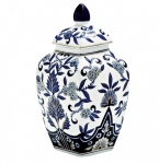 Espetacular porcelana oriental com florais e guirlandas em azul e com bordas filitadas a ouro. Medida 31 cm de altura.