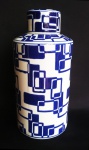 Grande porcelana em padrão geométrico nas cores azul e branco. Medida 30 cm de altura.