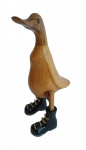 Grande pato de botas em bloco de madeira com riqueza de acabamentos . Medida 28 cm de altura.