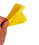Pega de silicone na cor amarela para uso na cozinha.