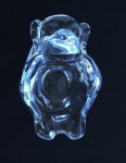Porta objetos na forma de macaco em bloco de cristal. Medida  8x14cm