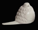 Pássaro de porcelana branca com ricos acabamento e relevos. Medida 12x20cm.