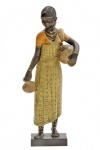 Grande e bela escultura de figura africana em material sintético e ricos acabamentos. Medida 36 cm de altura.