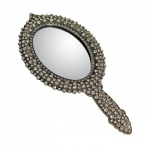 Espelho de mão em metal cinzelada cravejado de pedras lapidadas. Medida 22 cm .
