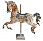 Espetacular cavalo em bloco de madeira com ricos entalhes e bela policromia. Medida total 50x48cm.