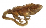 Grande lagarto em metal feito à mão com vazados e e recortes em rico trabalho artesanal. Peça de origem asiática . Medida 40 cm de comprimento.