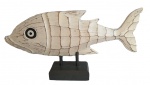 Grande escultura de peixe em bloco de madeira com base também em madeira. Medida 27x50cm.