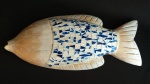 Escultura de peixe em bloco de madeira com aplicação de mosaico de vidro para pendurar na parede. Medida 38 cm de comprimento.