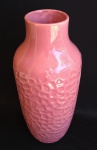 Belíssimo vaso em porcelana com relevos em espetacular tom pink. Medida 30cm de altura.