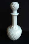Garrafa decorativa em porcelana branca.  Medida 28 cm de altura.