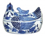 Espetacular recipiente de porcelana com tampa ricamente policromado em azul e em forma de galinha. Medida 15x21cm.