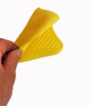 Pega de silicone na cor amarela para uso na cozinha.