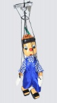 Pinóquio marionete de madeira articulado e com roupas típicas. Medida do pinóquio 28 cm e com as cordas 34cm.