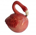 Exótico e diferente pote de porcelana com figura de flamingo. Medida 18x20cm.