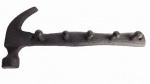 Cabideiro em ferro fundido com motivo de martelo e cinco ganchos.