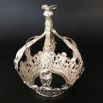 Bela coroa do Divino em prata de lei batida, repuxada e cinzelada. Brasil, princípio do Séc. XIX. 26 cm de altura.