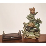 Grande e importante telha em cerâmica policromada, representando guerreiro montado a cavalo. China, Dinastia Ming, Wanli, Séc. XVI. 45 x 30 x 16 cm. Apresenta restauro.