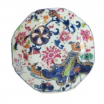 Prato raso para jantar em porcelana policromada Cia. das Índias, decoração folha de chá. China. Qing, Qianlong (1736-1795), Séc. XVIII. 22,5 cm de diâmetro. Com mínimo restauro na borda. (Devido a fragilidade desse lote, seu envio só será realizado através de transportadora especializada). Chama-se Companhia das Índias a porcelana produzida na China por encomenda e com formas ou decoração ao gosto ocidental, transportada pelos navios das diversas Companhias das Índias - inglesa, francesa, holandesa, sueca etc. -, ativas entre os Sécs. XVII e começos do XIX. Nas porcelanas policromadas, ocorrem dois tipos principais de decoração: a Família Verde, surgida em fins do Séc. XVII sob o reinado do Imperador Kangxi (falecido em 1722), e a Família Rosa, caracterizada pela utilização de um esmalte de cor rósea, surgida mais ou menos em 1720 e que se estenderia por todo o reinado do Imperador Qianlong (1736-1795). Flores, pássaros e figuras humanas constituem a decoração preponderante nessas porcelanas. Além desses dois, existem, porém, outros tipos de decoração policromada, como por exemplo a Família Negra, que consiste na esmaltagem sobre fundo negro; a Café com Leite, na cor castanha, também chamada porcelana de Batávia porque era exportada através do porto de Batávia, em Java; e o Imari chinês, cuja decoração imita as porcelanas japonesas produzidas em Arita, na província de Hizen. Inúmeros serviços de jantar ou de chá e café em porcelana Companhia das Índias foram encomendados por nobres ingleses, franceses, alemães, holandeses, portugueses etc. e exibem suas armas ou brasões. De notar que os portugueses foram os primeiros europeus a encomendar à China peças de porcelana exibindo suas armas, sendo que as mais antigas remontam ao reinado do Imperador Zhengde (1506-1521), da Dinastia Ming.