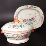 Importante e rara sopeira em porcelana Cia. das Índias, decoração Família Rosa, pertence ao serviço dos Pavões de D. João VI. China, Qing, Qianlong (1736-1795), Séc. XVIII. Acompanha présentoir com decoração semelhante. 23 x 35 x 25 cm a sopeira e 33 x 40 cm o présentoir. (Devido a fragilidade desse lote, seu envio só será realizado através de transportadora especializada). Chama-se Companhia das Índias a porcelana produzida na China por encomenda e com formas ou decoração ao gosto ocidental, transportada pelos navios das diversas Companhias das Índias - inglesa, francesa, holandesa, sueca etc. -, ativas entre os Sécs. XVII e começos do XIX. Nas porcelanas policromadas, ocorrem dois tipos principais de decoração: a Família Verde, surgida em fins do Séc. XVII sob o reinado do Imperador Kangxi (falecido em 1722), e a Família Rosa, caracterizada pela utilização de um esmalte de cor rósea, surgida mais ou menos em 1720 e que se estenderia por todo o reinado do Imperador Qianlong (1736-1795). Flores, pássaros e figuras humanas constituem a decoração preponderante nessas porcelanas. Além desses dois, existem, porém, outros tipos de decoração policromada, como por exemplo a Família Negra, que consiste na esmaltagem sobre fundo negro; a Café com Leite, na cor castanha, também chamada porcelana de Batávia porque era exportada através do porto de Batávia, em Java; e o Imari chinês, cuja decoração imita as porcelanas japonesas produzidas em Arita, na província de Hizen. Inúmeros serviços de jantar ou de chá e café em porcelana Companhia das Índias foram encomendados por nobres ingleses, franceses, alemães, holandeses, portugueses etc. e exibem suas armas ou brasões. De notar que os portugueses foram os primeiros europeus a encomendar à China peças de porcelana exibindo suas armas, sendo que as mais antigas remontam ao reinado do Imperador Zhengde (1506-1521), da Dinastia Ming.