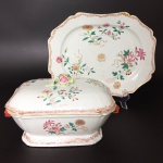 Sopeira e sua grande travessa em porcelana Cia. das Índias, decoração Família Rosa. China, Qing, Qianlong (1736-1795), Séc. XVIII. 21 x 36 x 23 cm a sopeira e 3 x 42 cm o présentoir. Apresenta restauro de bicado na borda da travessa. (Devido a fragilidade desse lote, seu envio só será realizado através de transportadora especializada). Chama-se Companhia das Índias a porcelana produzida na China por encomenda e com formas ou decoração ao gosto ocidental, transportada pelos navios das diversas Companhias das Índias - inglesa, francesa, holandesa, sueca etc. -, ativas entre os Sécs. XVII e começos do XIX. Nas porcelanas policromadas, ocorrem dois tipos principais de decoração: a Família Verde, surgida em fins do Séc. XVII sob o reinado do Imperador Kangxi (falecido em 1722), e a Família Rosa, caracterizada pela utilização de um esmalte de cor rósea, surgida mais ou menos em 1720 e que se estenderia por todo o reinado do Imperador Qianlong (1736-1795). Flores, pássaros e figuras humanas constituem a decoração preponderante nessas porcelanas. Além desses dois, existem, porém, outros tipos de decoração policromada, como por exemplo a Família Negra, que consiste na esmaltagem sobre fundo negro; a Café com Leite, na cor castanha, também chamada porcelana de Batávia porque era exportada através do porto de Batávia, em Java; e o Imari chinês, cuja decoração imita as porcelanas japonesas produzidas em Arita, na província de Hizen. Inúmeros serviços de jantar ou de chá e café em porcelana Companhia das Índias foram encomendados por nobres ingleses, franceses, alemães, holandeses, portugueses etc. e exibem suas armas ou brasões. De notar que os portugueses foram os primeiros europeus a encomendar à China peças de porcelana exibindo suas armas, sendo que as mais antigas remontam ao reinado do Imperador Zhengde (1506-1521), da Dinastia Ming.