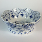 Fruteira em porcelana azul e branca. Marcas no verso da importante manufatura Royal Copenhagen. Dinamarca, Séc. XIX/XX. 9 x 23 cm. (Devido a fragilidade desse lote, seu envio só será realizado através de transportadora especializada).