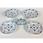 Conjunto com dois pratos para sobremesa (um com bicado), dois pratos para bolo e xícara para café com pires em porcelana azul e branca. Marcas no verso da importante manufatura Royal Copenhagen. Dinamarca, Séc. XIX/X. (Devido a fragilidade desse lote, seu envio só será realizado através de transportadora especializada).