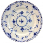 Seis pratos para bolo em porcelana azul e branca. Marcas no verso da importante manufatura Royal Copenhagen. Dinamarca, Séc. XIX/X. 17 cm de diâmetro. (Devido a fragilidade desse lote, seu envio só será realizado através de transportadora especializada).