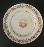 Prato em porcelana Cia. das Índias que pertenceu a Família Freire de Paquetá. Peça com mesma decoração encontra-se na página 353 do livro "O Brasil e a Cerâmica Antiga" de E. F. Brancante. 25 cm de diâmetro. Com restauro. (Devido a fragilidade desse lote, seu envio só será realizado através de transportadora especializada) Chama-se Companhia das Índias a porcelana produzida na China por encomenda e com formas ou decoração ao gosto ocidental, transportada pelos navios das diversas Companhias das Índias - inglesa, francesa, holandesa, sueca etc. -, ativas entre os Sécs. XVII e começos do XIX. Nas porcelanas policromadas, ocorrem dois tipos principais de decoração: a Família Verde, surgida em fins do Séc. XVII sob o reinado do Imperador Kangxi (falecido em 1722), e a Família Rosa, caracterizada pela utilização de um esmalte de cor rósea, surgida mais ou menos em 1720 e que se estenderia por todo o reinado do Imperador Qianlong (1736-1795). Flores, pássaros e figuras humanas constituem a decoração preponderante nessas porcelanas. Além desses dois, existem, porém, outros tipos de decoração policromada, como por exemplo a Família Negra, que consiste na esmaltagem sobre fundo negro; a Café com Leite, na cor castanha, também chamada porcelana de Batávia porque era exportada através do porto de Batávia, em Java; e o Imari chinês, cuja decoração imita as porcelanas japonesas produzidas em Arita, na província de Hizen. Inúmeros serviços de jantar ou de chá e café em porcelana Companhia das Índias foram encomendados por nobres ingleses, franceses, alemães, holandeses, portugueses etc. e exibem suas armas ou brasões. De notar que os portugueses foram os primeiros europeus a encomendar à China peças de porcelana exibindo suas armas, sendo que as mais antigas remontam ao reinado do Imperador Zhengde (1506-1521), da Dinastia Ming. reinado do Imperador Zhengde (1506-1521), da Dinastia Ming.