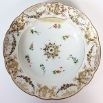 Prato fundo em porcelana francesa que pertenceu ao Serviço do Cassino Fluminense, Segundo Reinado (D. Pedro II), borda decorada com guirlandas de flores em policromia e arabescos dourados entre frisos dourados, centro da caldeira com roseta dourada com ramos de flores em policromia. Sem marca. Provavelmente França, Séc. XIX. 24 cm de diâmetro. Pág. 228 do Livro "Louça da Aristocracia do Brasil", por Jenny Dreyfeus. Apresenta restauro na borda. (Devido a fragilidade desse lote, seu envio só será realizado através de transportadora especializada).