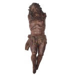 Grande Cristo em madeira policromada. Europa, Séc. XVI/XVII. 78 cm de altura. Sinais do tempo e antigos desgastes.