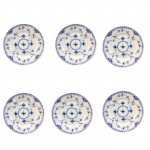 Seis pratos para bolo em porcelana azul e branca. Marcas no verso da importante manufatura Royal Copenhagen. Dinamarca, Séc. XIX/X. 17 cm de diâmetro. (Devido a fragilidade desse lote, seu envio só será realizado através de transportadora especializada).