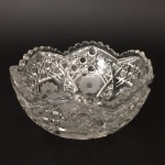 Raro e antigo bowl em cristal ricamente lapidado. Lapidação estrela. 11 x 23 cm.