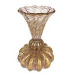 Belo vaso em murano com detalhes em ouro. 20 cm de altura. (Devido a fragilidade desse lote, seu envio só será realizado através de transportadora especializada).