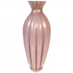 Belo vaso em murano na cor nude com detalhes em ouro. 38 cm de altura. (Devido a fragilidade desse lote, seu envio só será realizado através de transportadora especializada).