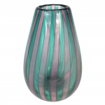Belo vaso em murano decorado com listras verdes e roxas. 28 cm de altura. (Devido a fragilidade desse lote, seu envio só será realizado através de transportadora especializada).