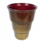Belo vaso em murano na cor vermelha com detalhes em ouro. 21 x 16 cm. (Devido a fragilidade desse lote, seu envio só será realizado através de transportadora especializada).