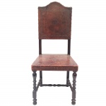 Cadeira em madeira trabalhada, encosto e assento em couro. 106 x 43 x 46 cm.
