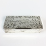 Caixa em prata de lei ricamente cinzelada. Europa, Séc. XIX. 1,5 x 6,5 x 3 cm.