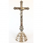 Crucifixo com seu Cristo em prata de lei fundida, batida e cinzelada. Contraste 10 dinheiros. Brasil, Séc. XIX. 510 gr. 36 cm de altura.