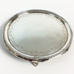 Salva em prata batida, repuxada e perolada de estilo e época D. Maria I. Brasil. 17 cm. de diâmetro.