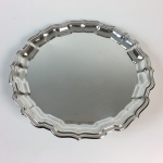 Duas bandejas redondas em metal nobre espessurado a prata. 37 cm de diâmetro.